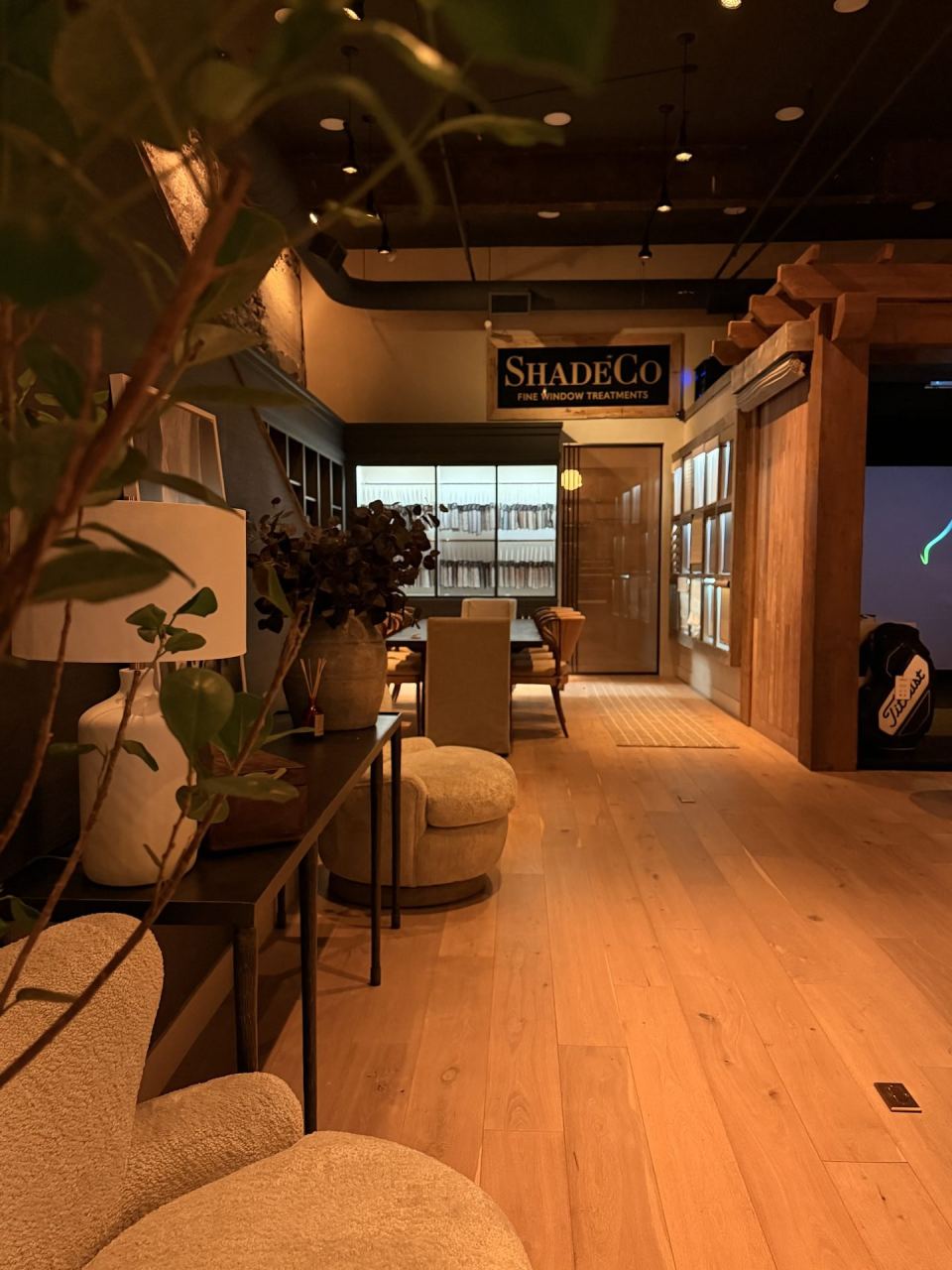Cast showroom — entry