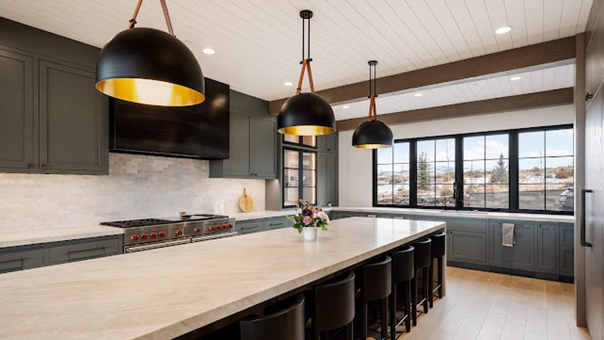 Kitchen Island & Bar